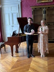 Clarisse Dalles et Joseph Birnbaum saluant après leur concert au Château de Parentigna