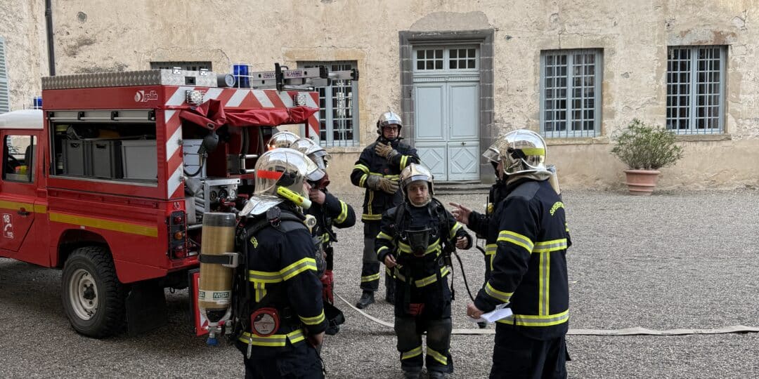 Sapeurs-pompiers volontaires et camion d'intervention dans la cour du Château de Parentignat Fichier : exercice-pompiers-chateau-parentignat-cour