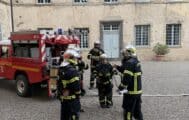 Sapeurs-pompiers volontaires et camion d'intervention dans la cour du Château de Parentignat Fichier : exercice-pompiers-chateau-parentignat-cour