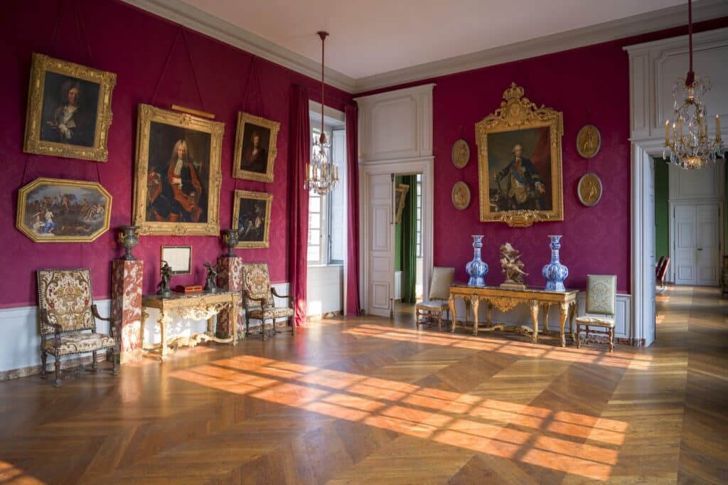 Salon du château de Parentignat et sa collection de portraits, un monument historique privé habité
